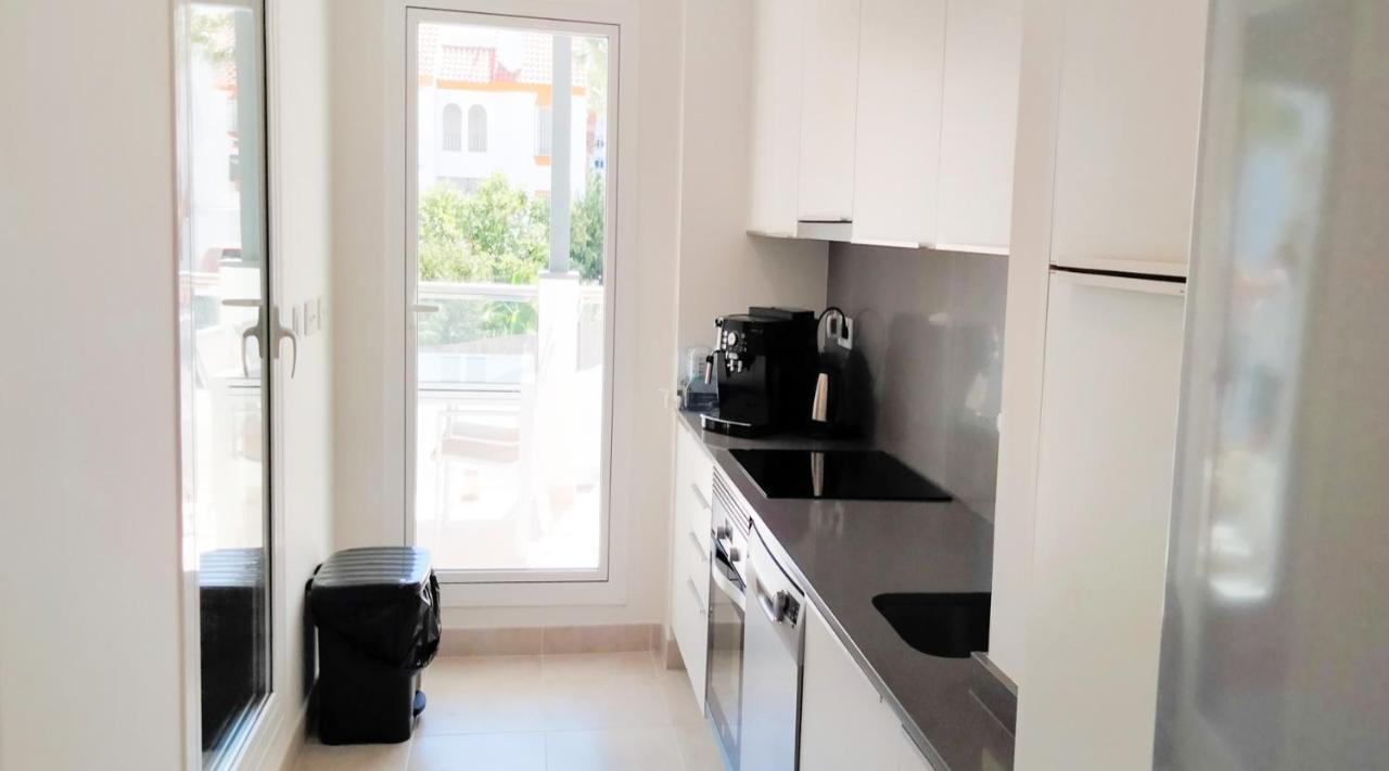 Lovely Apartment Centrally Located In エステポナ エクステリア 写真